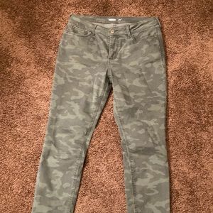 OLD NAVY ROCKSTAR CAMO JEANS SIZE 8. EUC